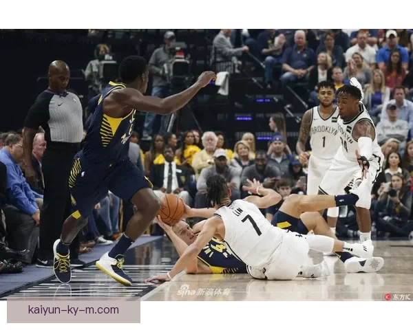 多尔特突破上篮重摔倒地受伤 已返回更衣室接受检查